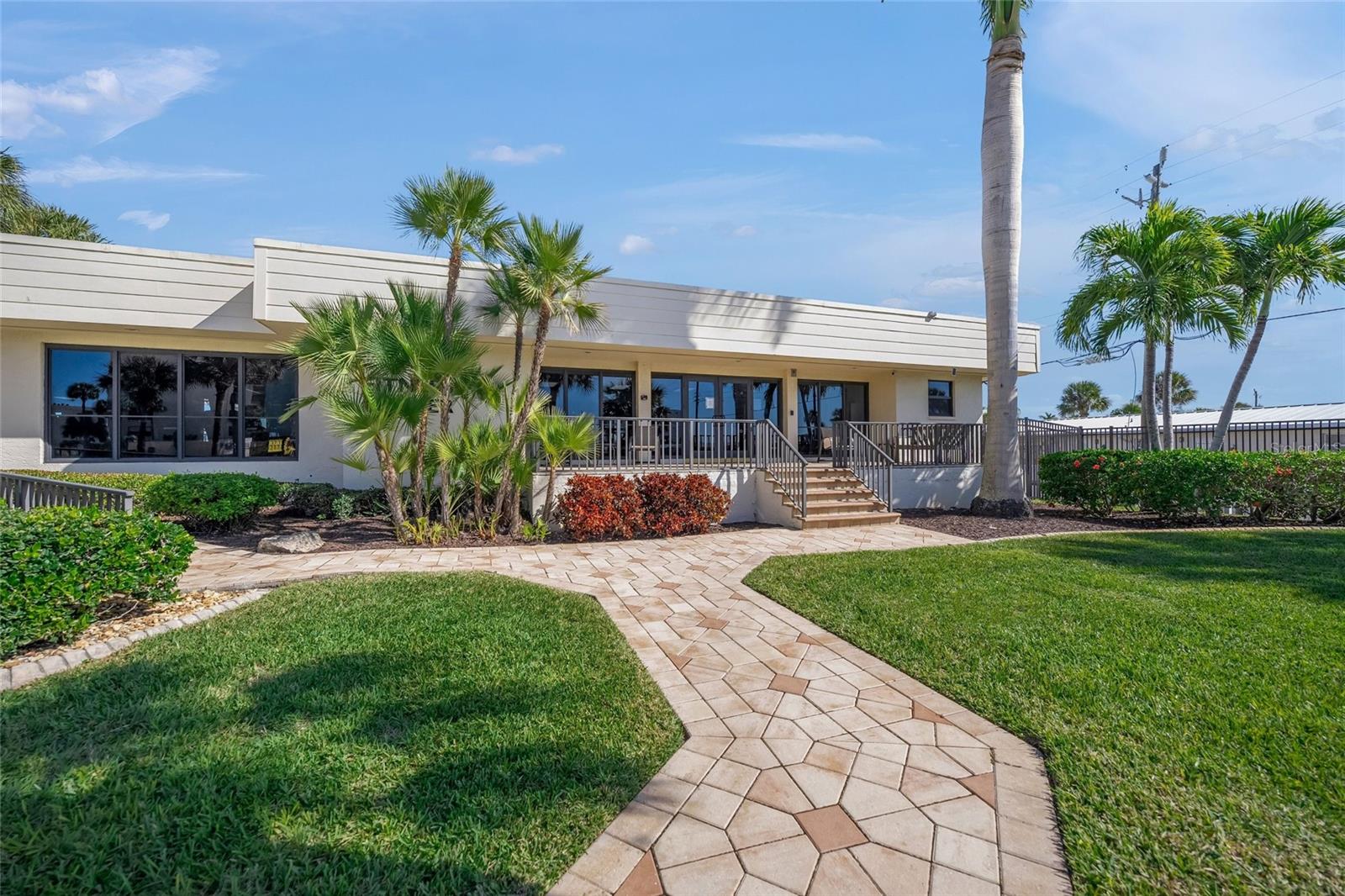 5750 MIDNIGHT PASS RD #704E