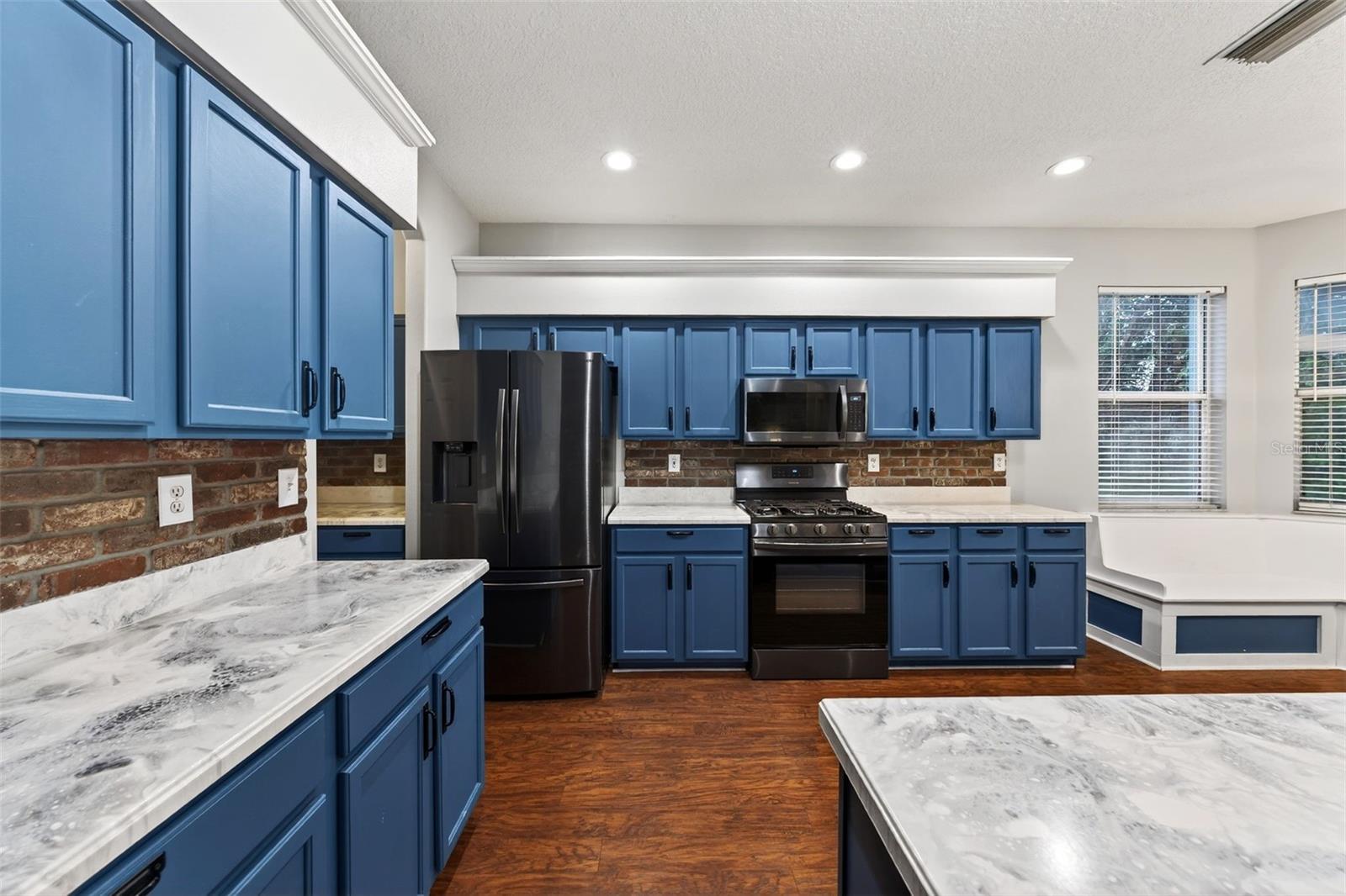 4956 CREEKSIDE TRL