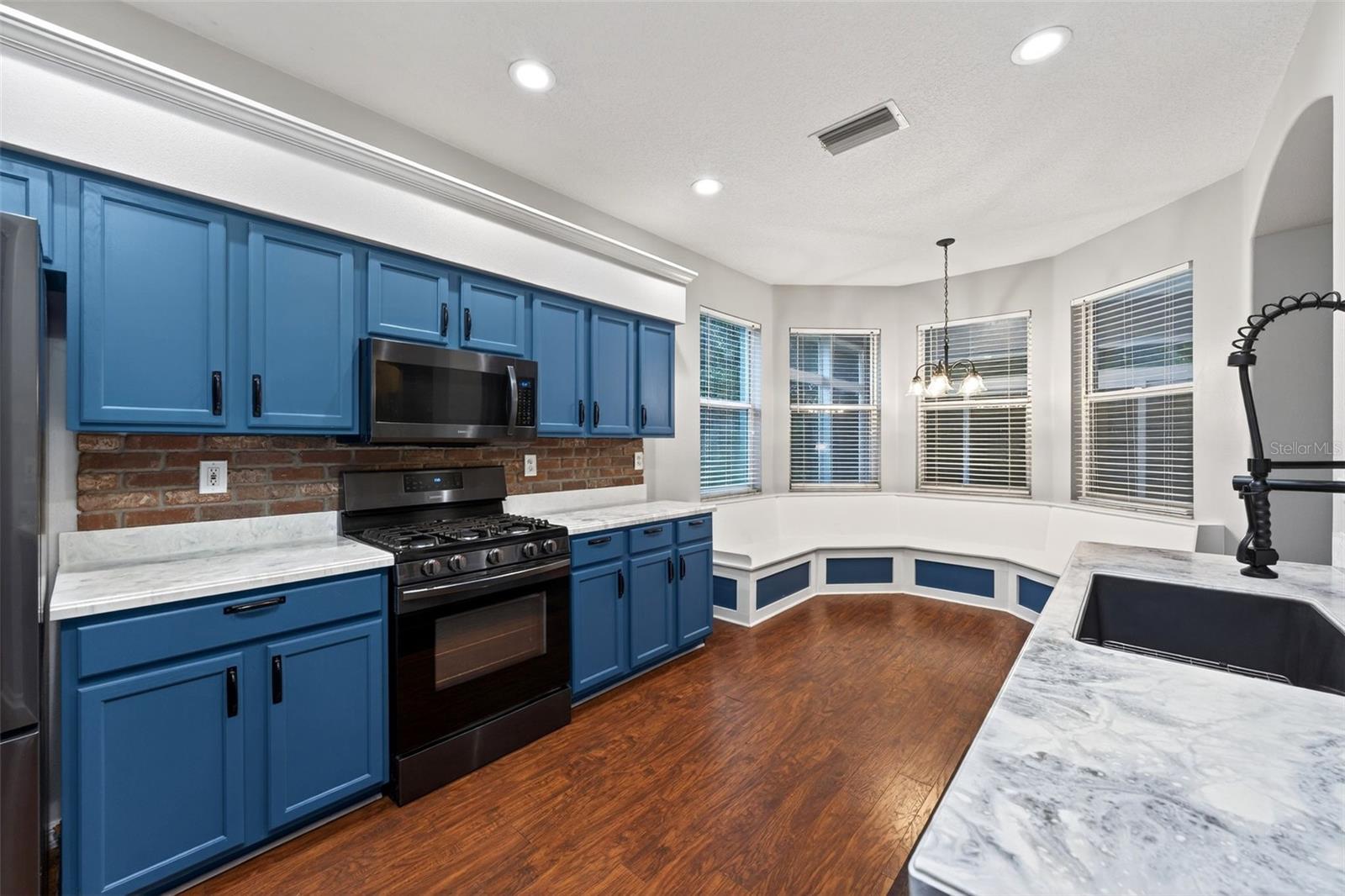 4956 CREEKSIDE TRL