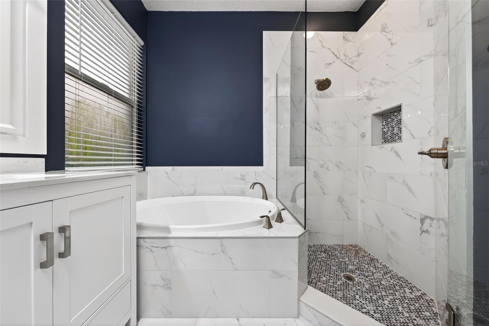 4956 CREEKSIDE TRL