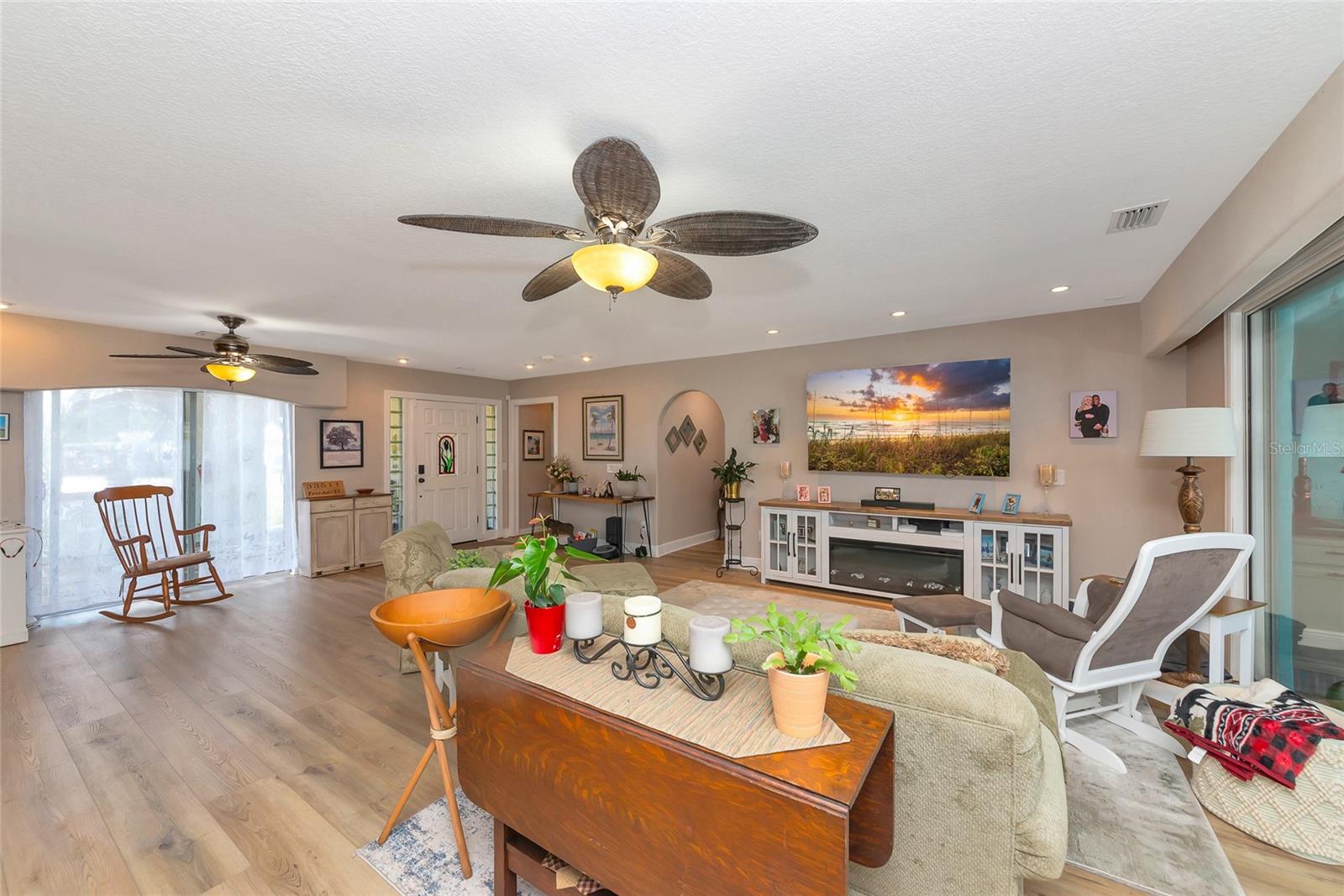 1403 VIOLA DR