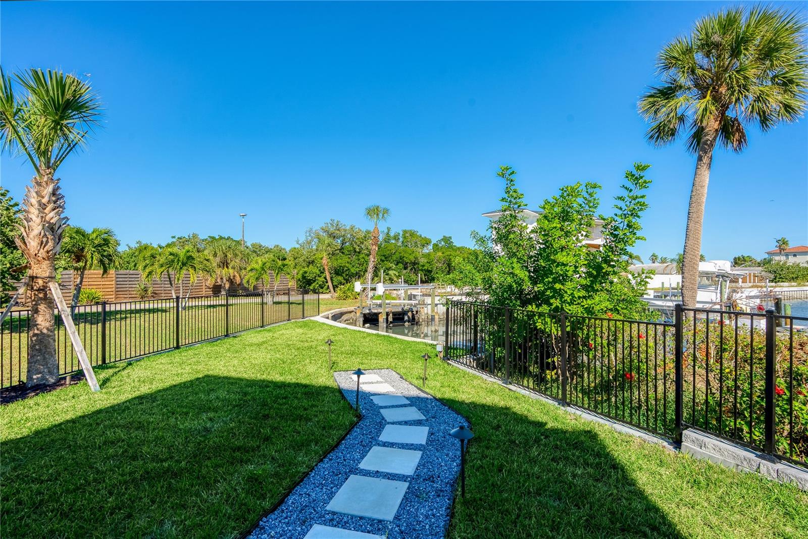 519 ROUNTREE DR