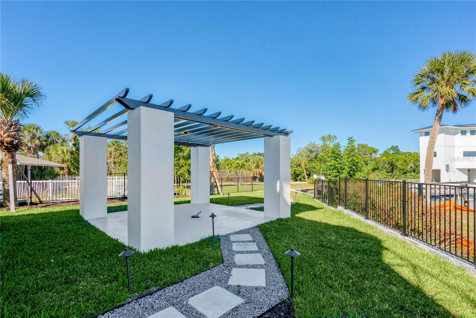 519 ROUNTREE DR
