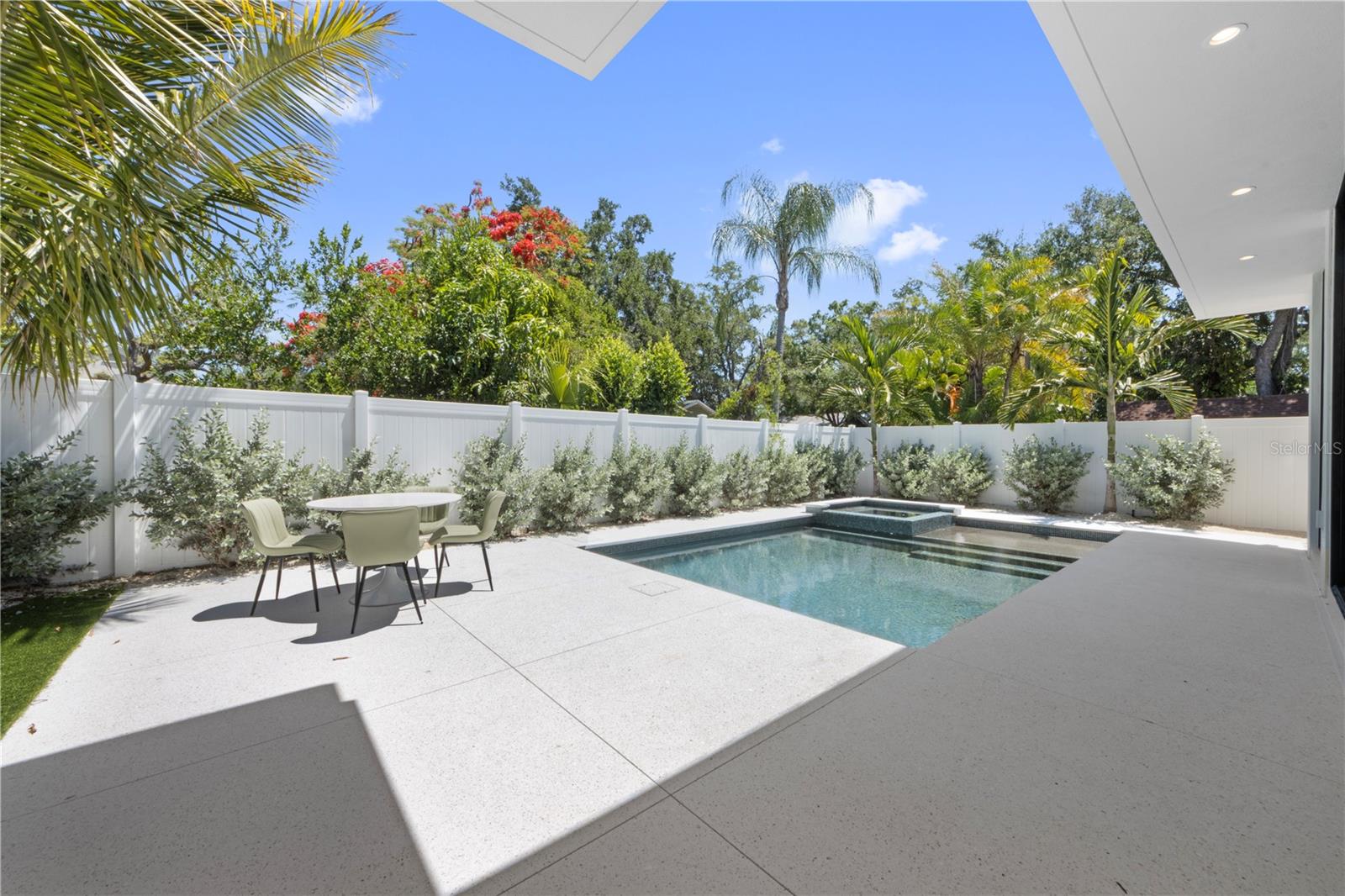 1544 3RD AVE W