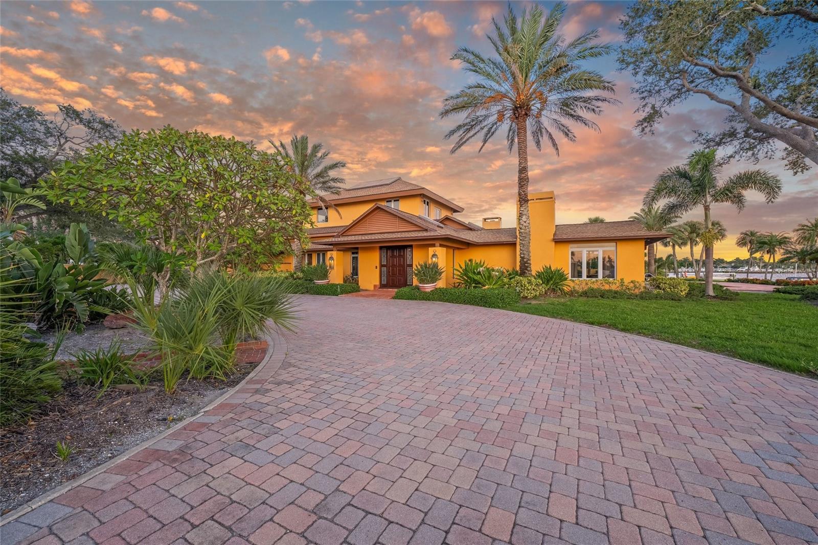1136 N LAKE SHORE DR