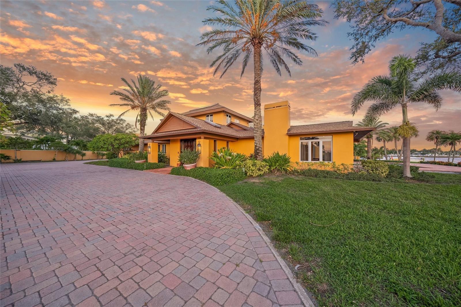 1136 N LAKE SHORE DR