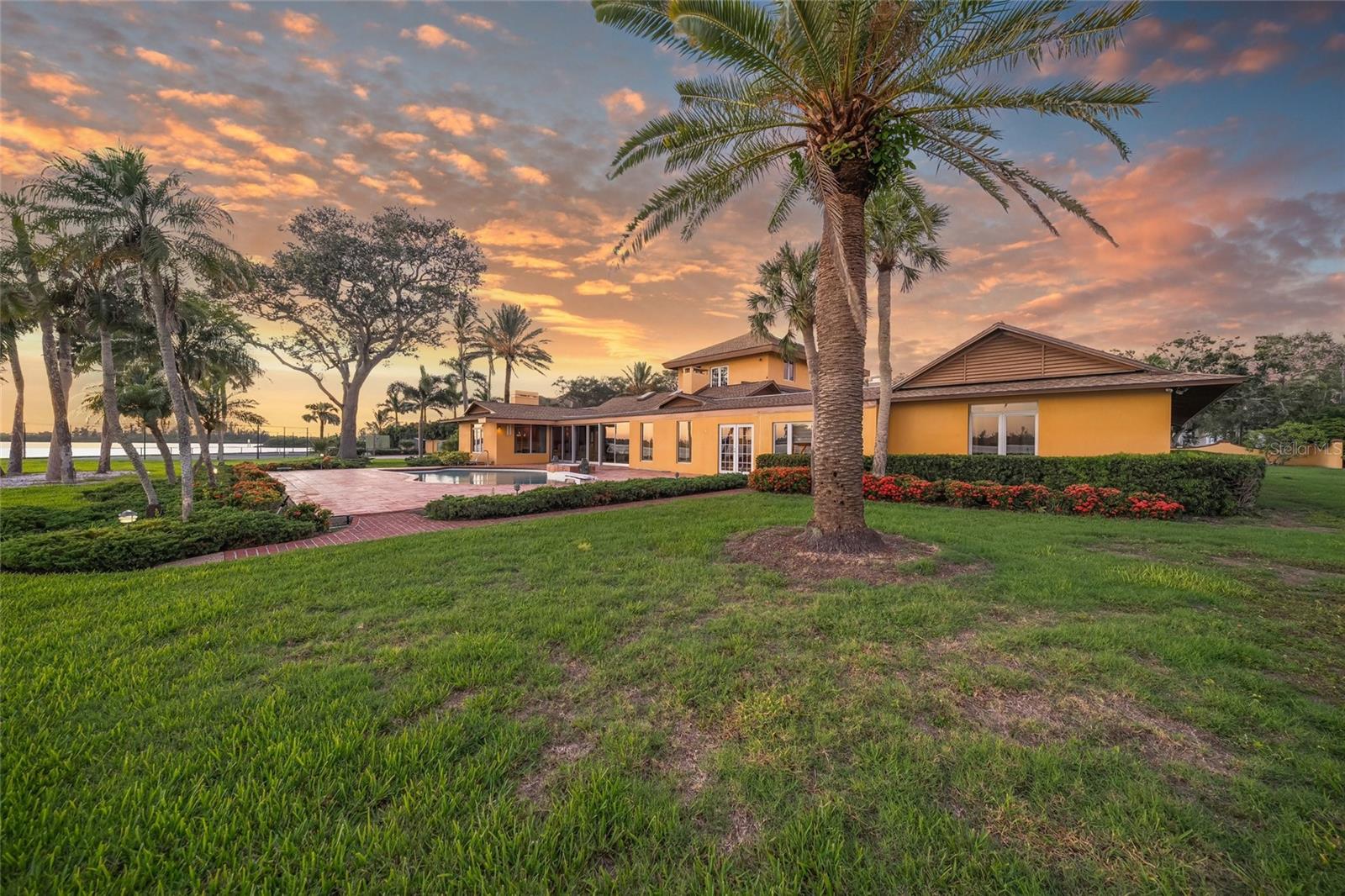 1136 N LAKE SHORE DR