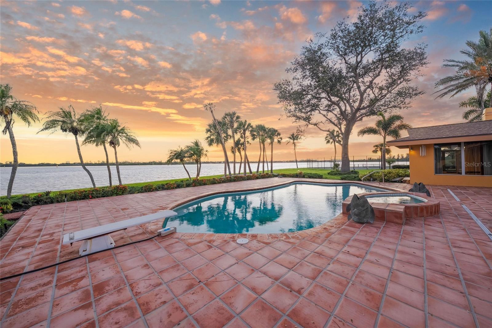 1136 N LAKE SHORE DR