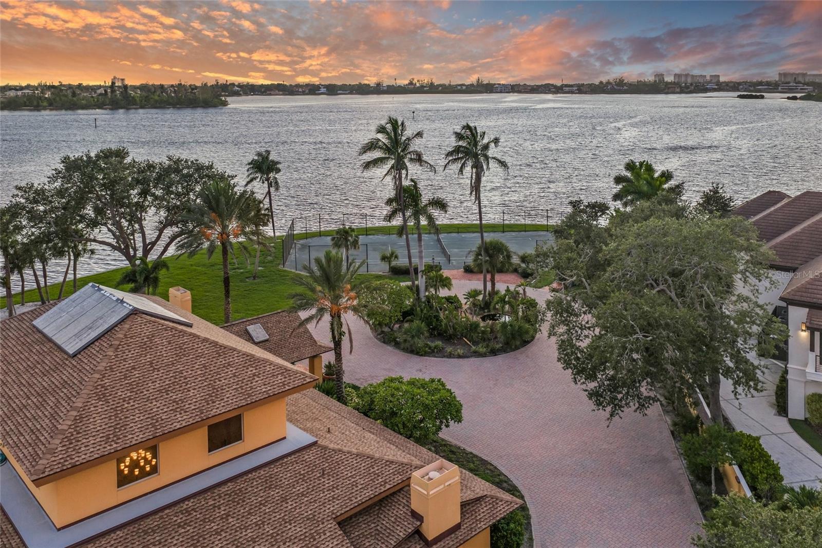 1136 N LAKE SHORE DR