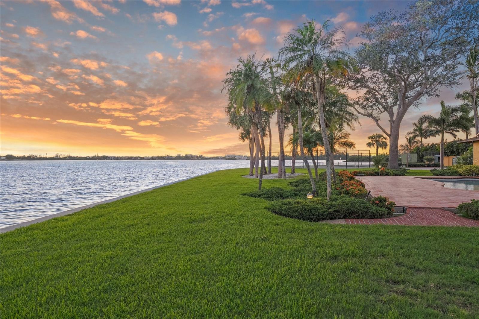 1136 N LAKE SHORE DR