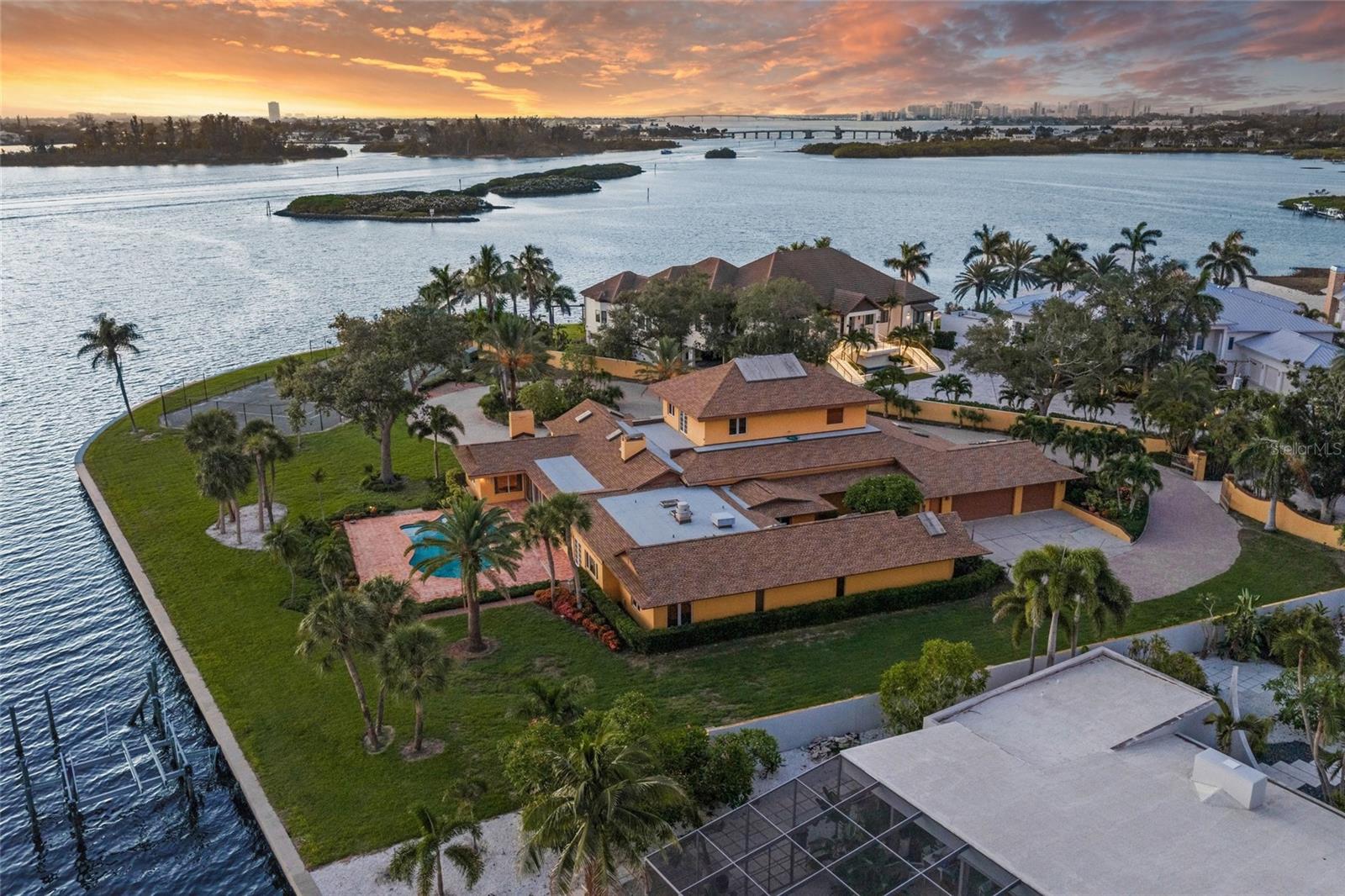 1136 N LAKE SHORE DR