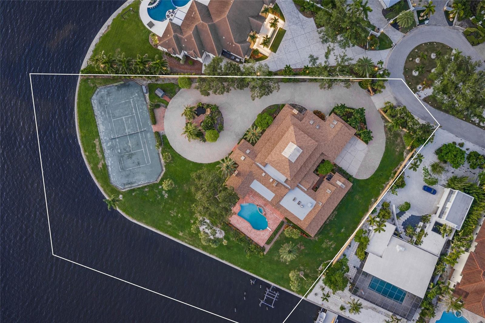 1136 N LAKE SHORE DR