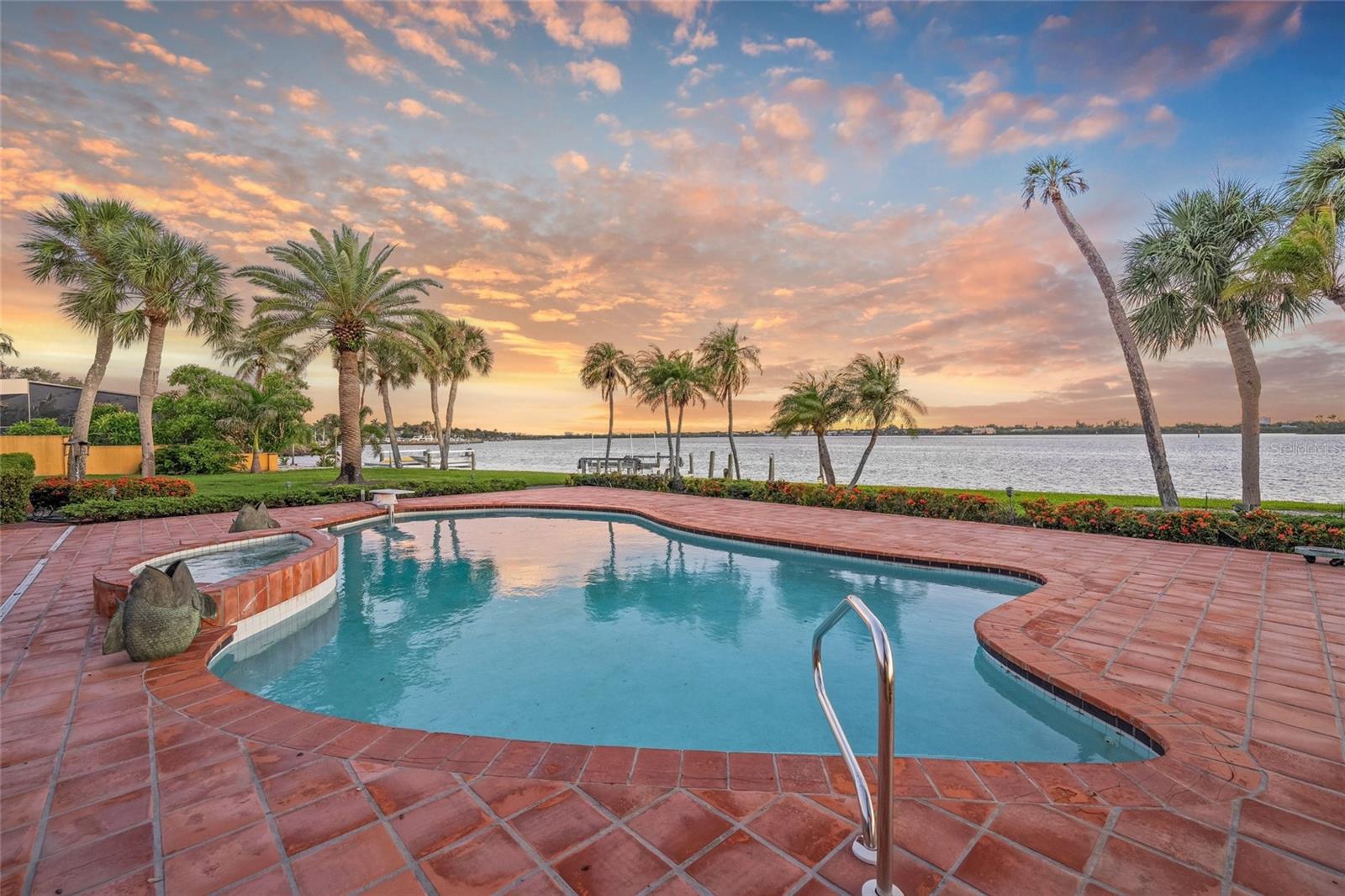 1136 N LAKE SHORE DR