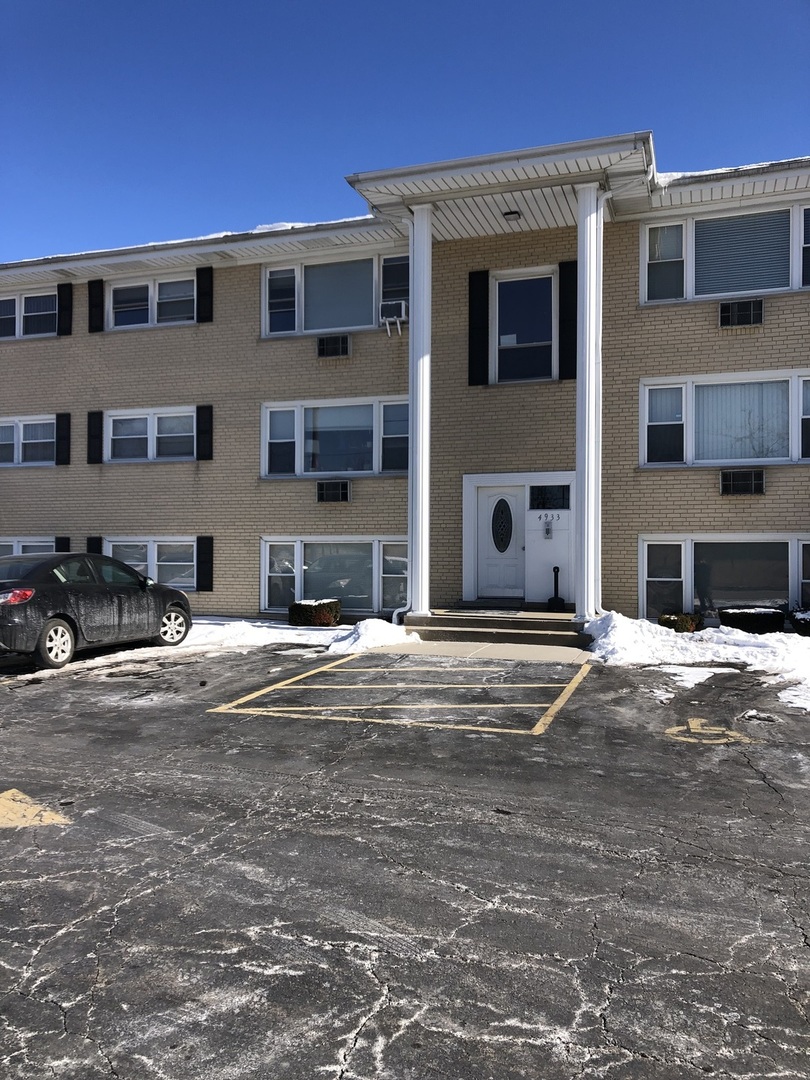 4933 N East River Road Unit: 1A