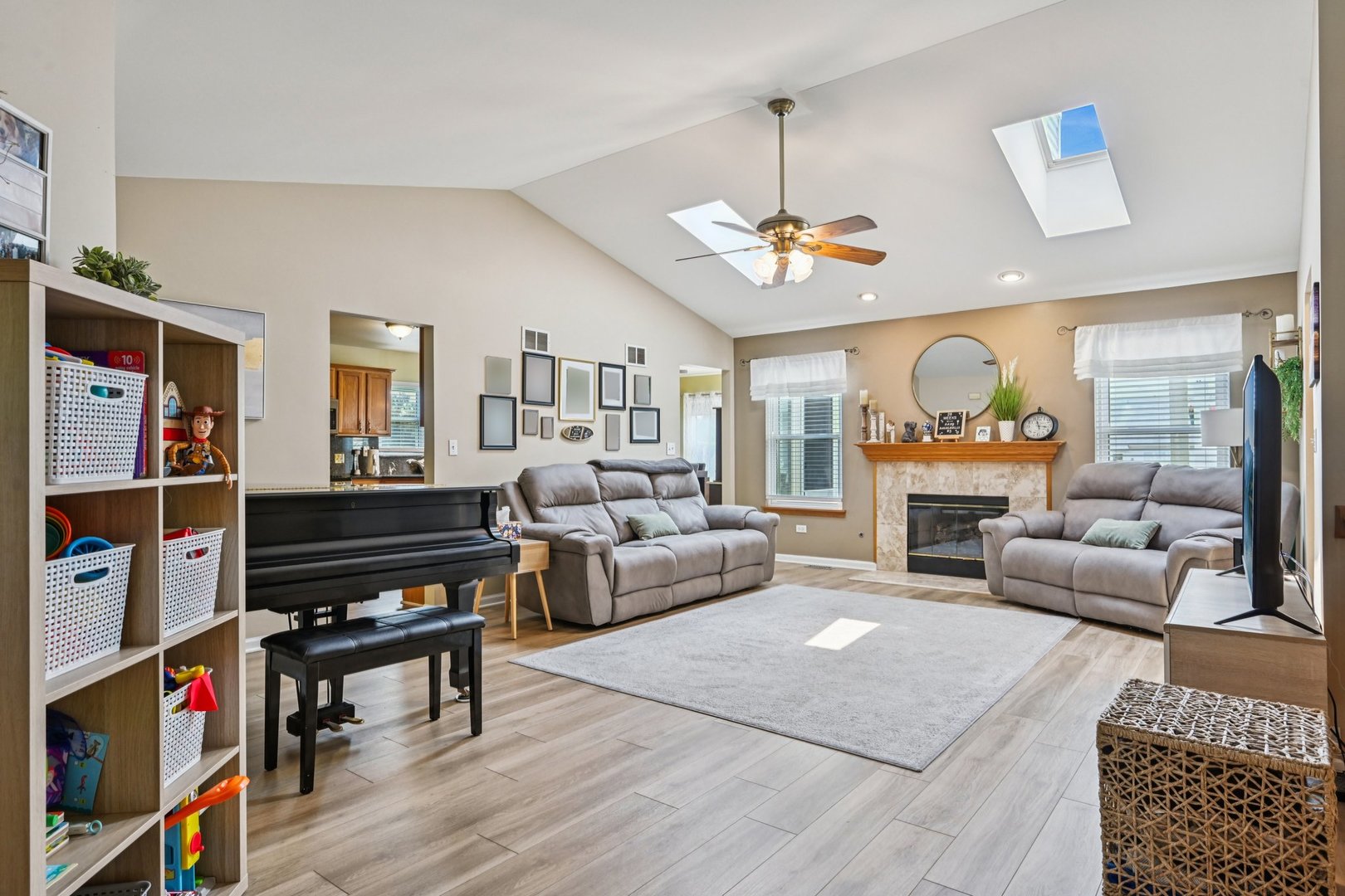 1043 San Mateo Drive
