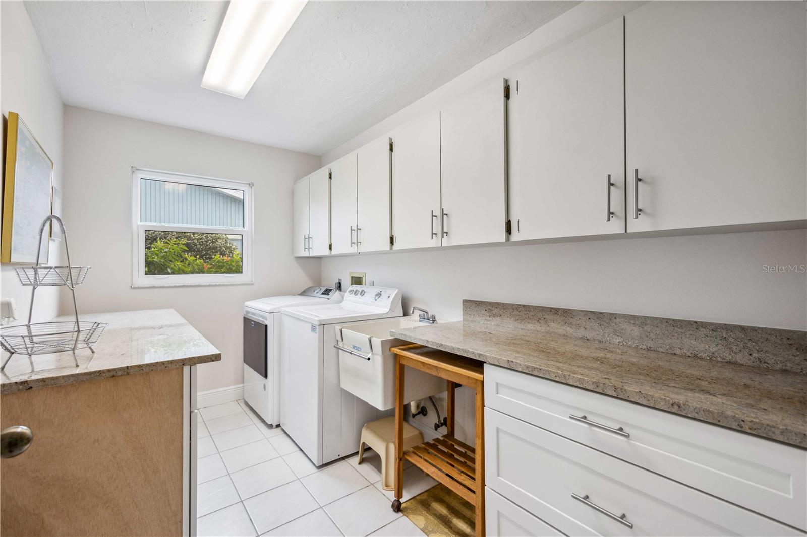 913 S DORAL LN