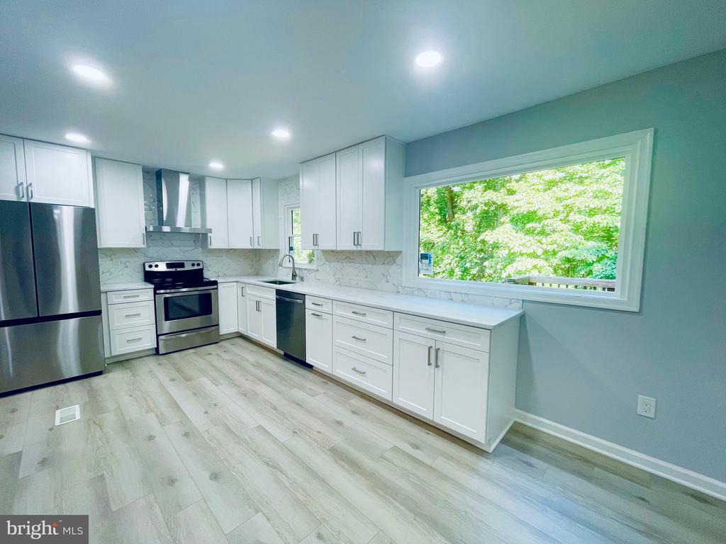 1129 EDWARD DRIVE