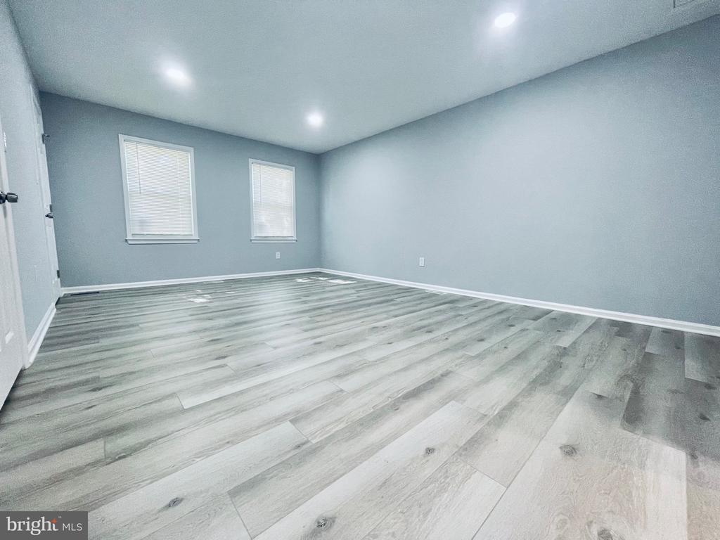 1129 EDWARD DRIVE