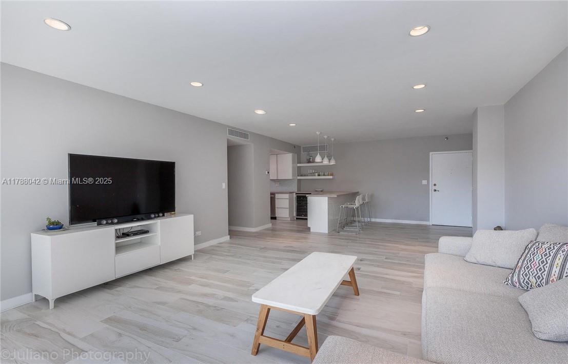 2451 Brickell Ave # 3E