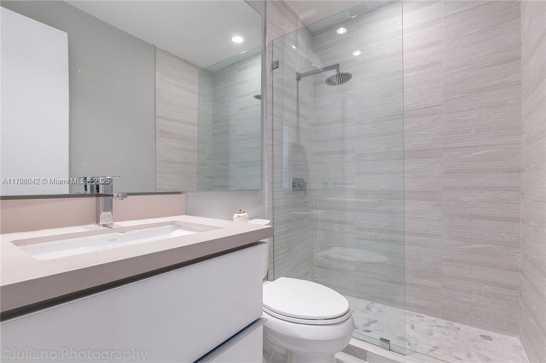 2451 Brickell Ave # 3E