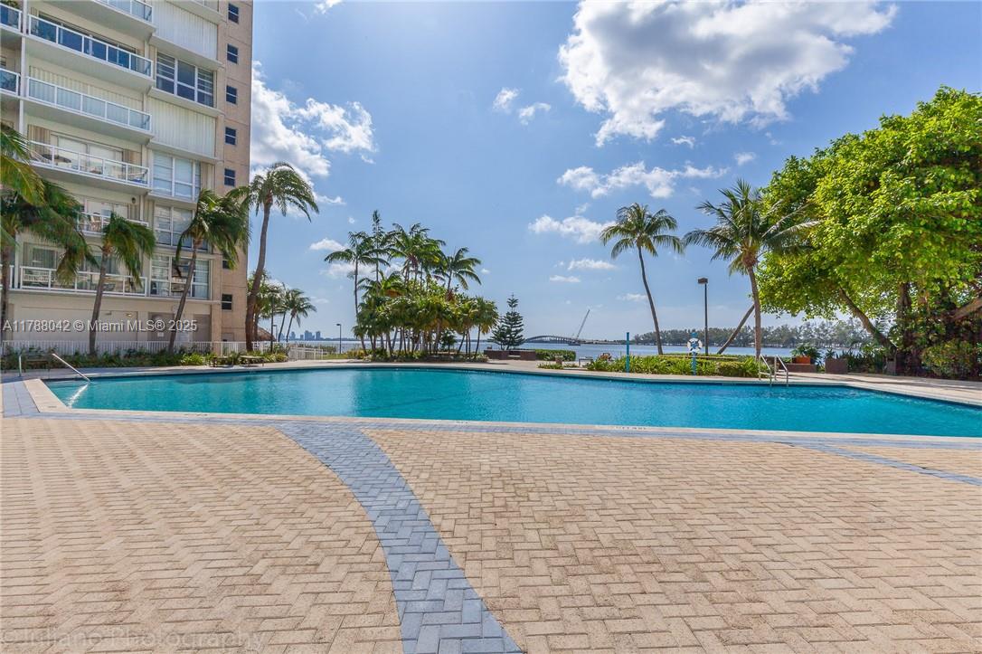 2451 Brickell Ave # 3E