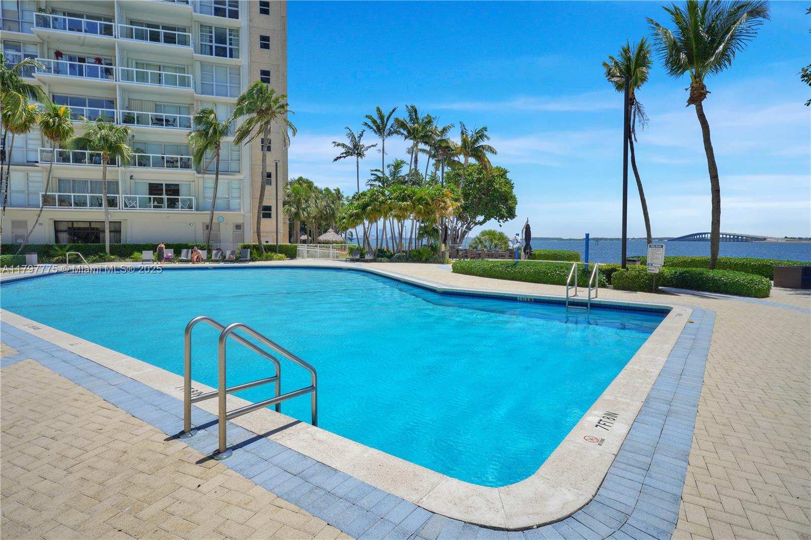 2451 Brickell Ave # 4L