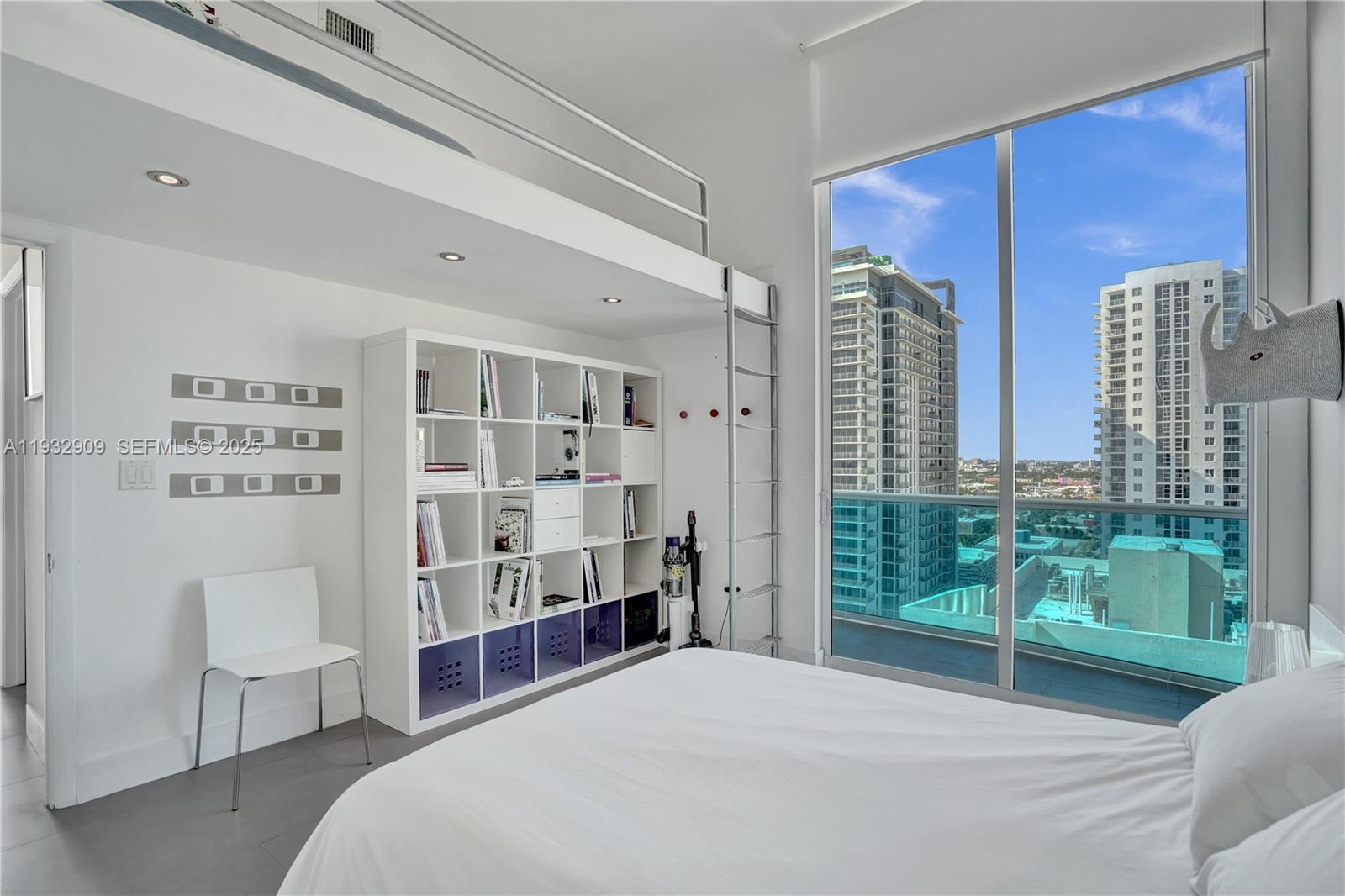 725 NE 22nd St Unit: PH1A