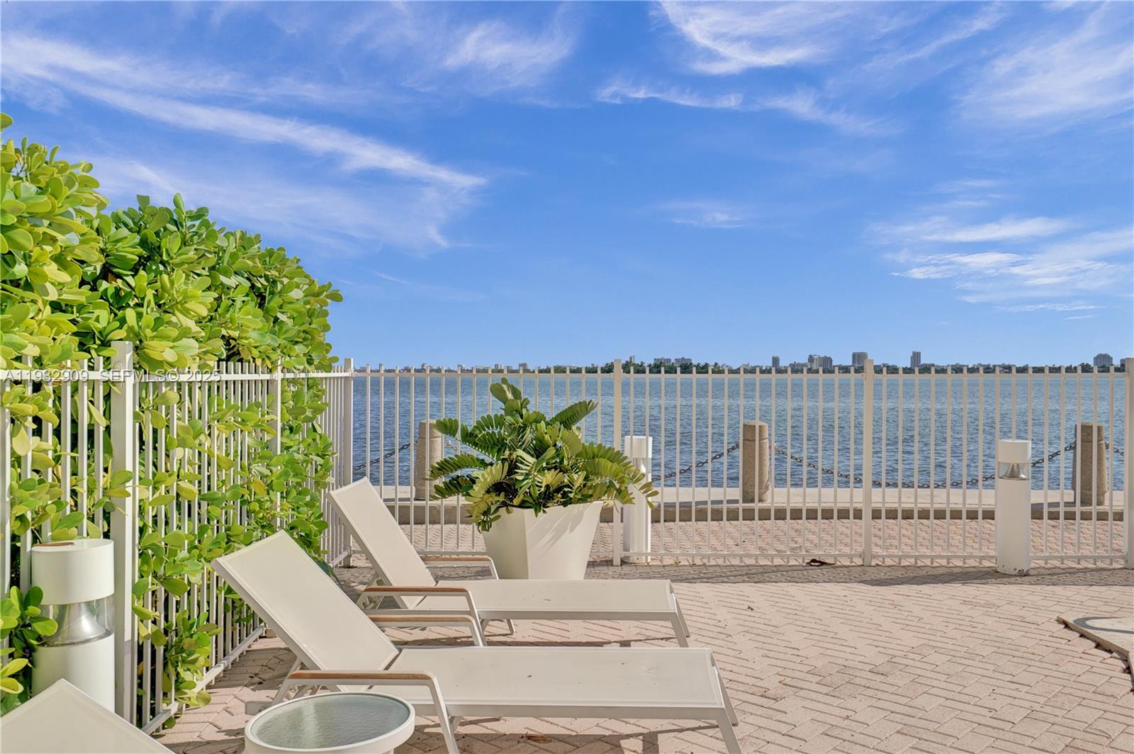 725 NE 22nd St Unit: PH1A