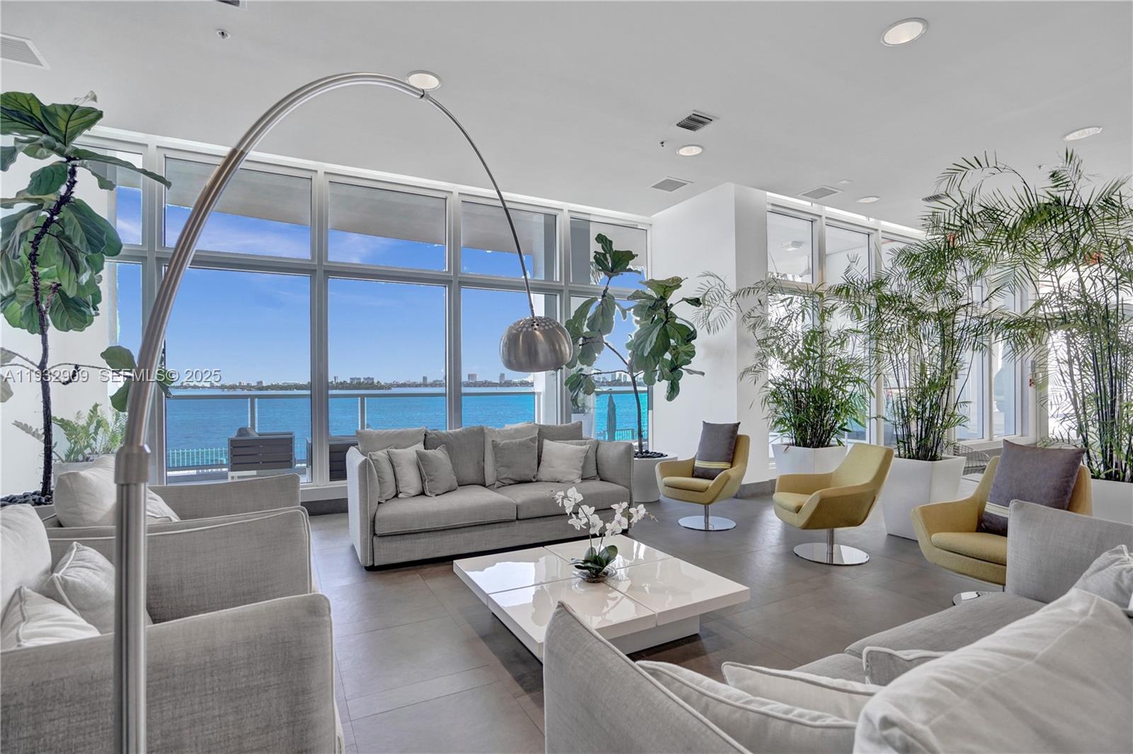 725 NE 22nd St Unit: PH1A