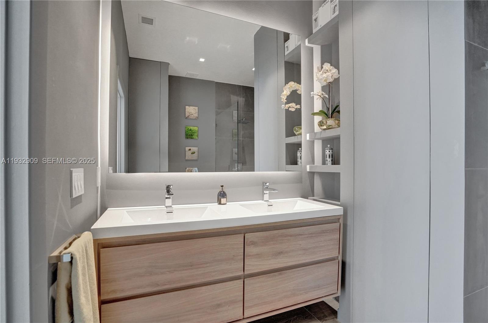 725 NE 22nd St Unit: PH1A