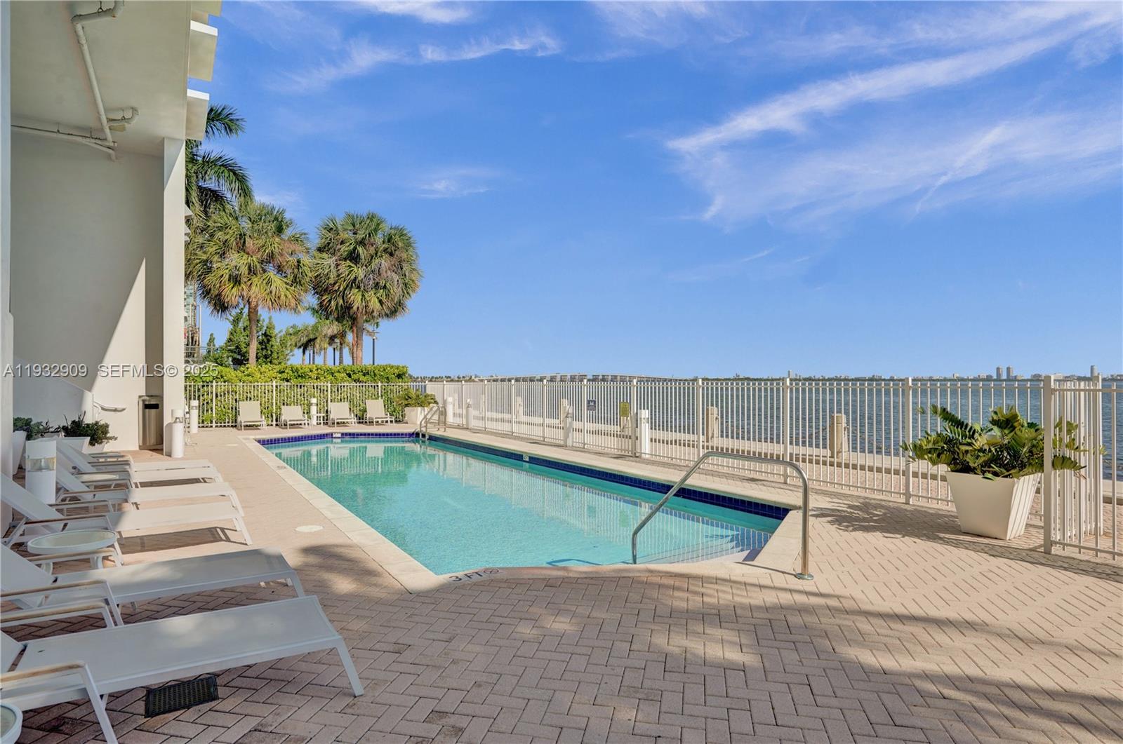 725 NE 22nd St Unit: PH1A