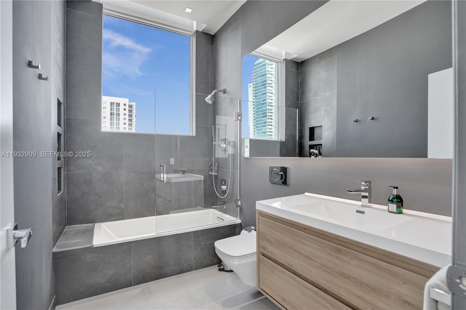 725 NE 22nd St Unit: PH1A