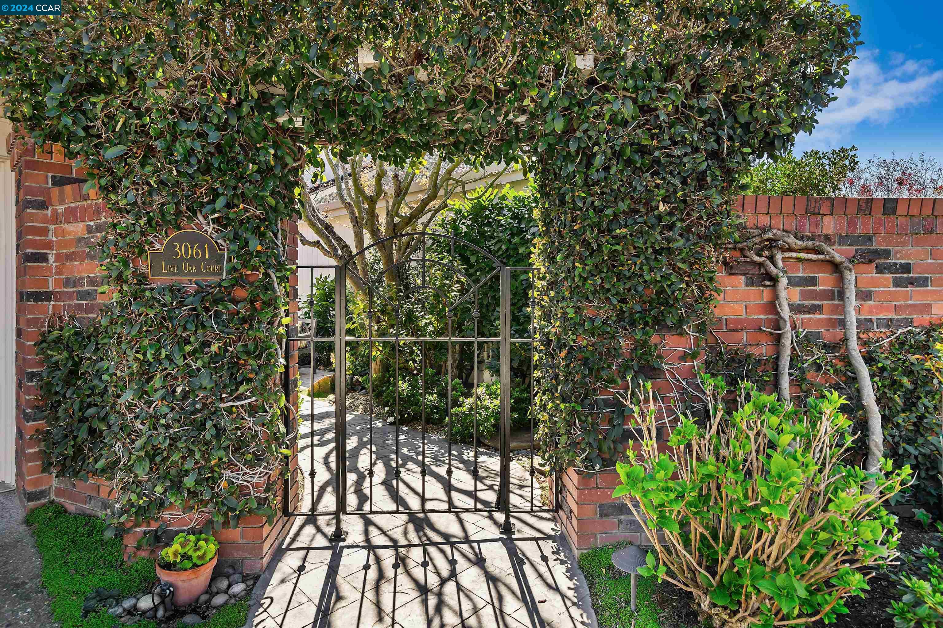 3061 Live Oak Ct