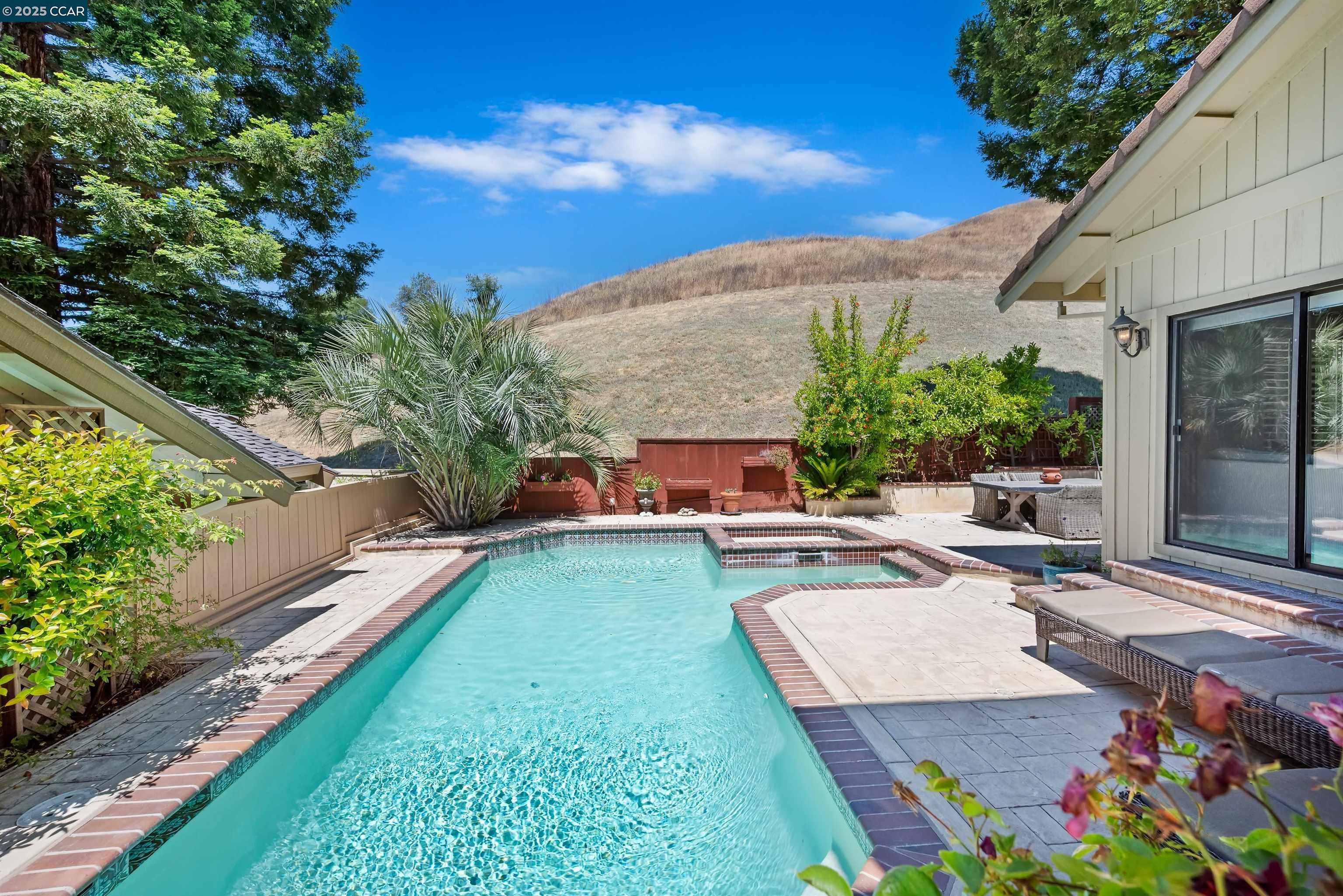 951 Redwood Dr