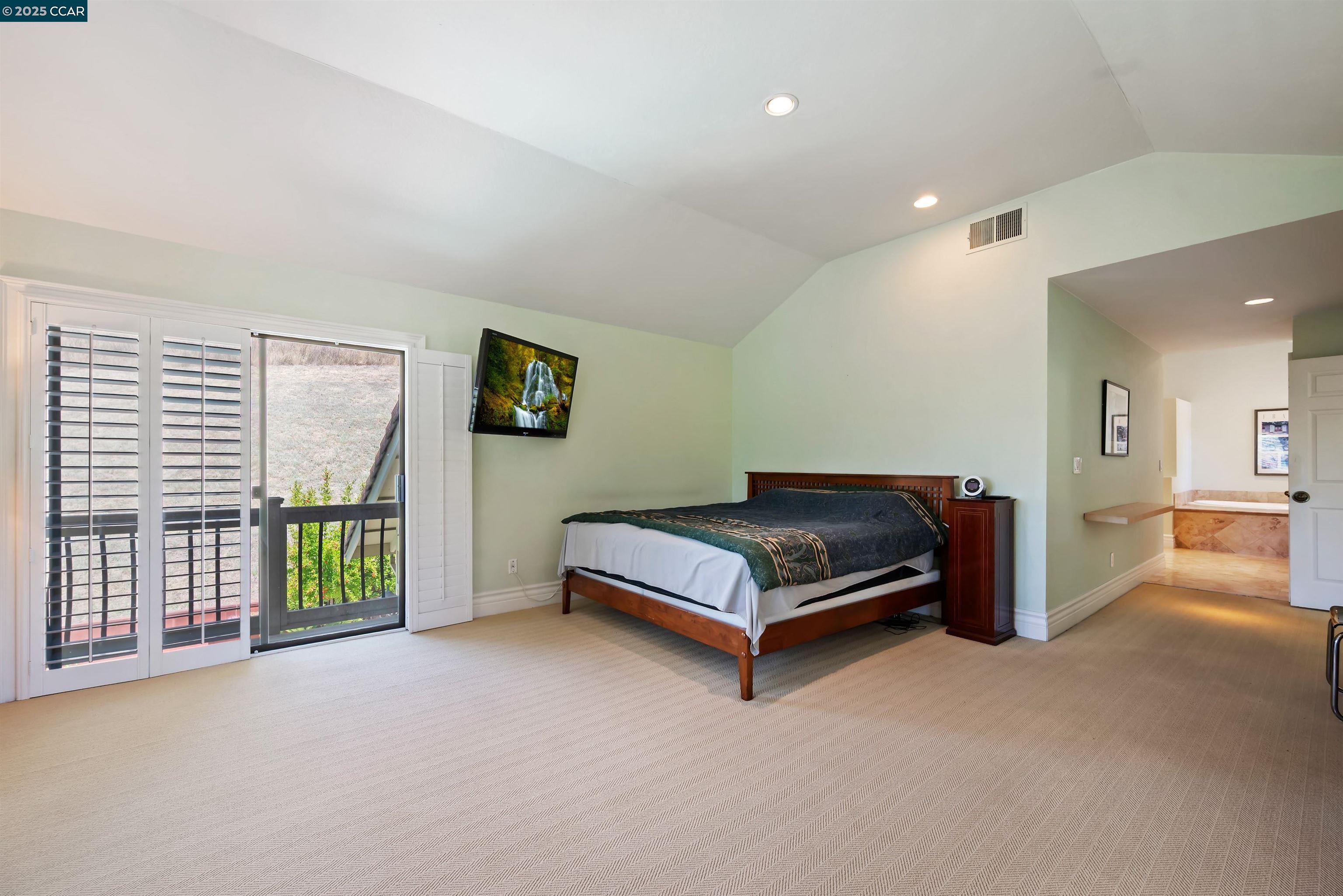 951 Redwood Dr