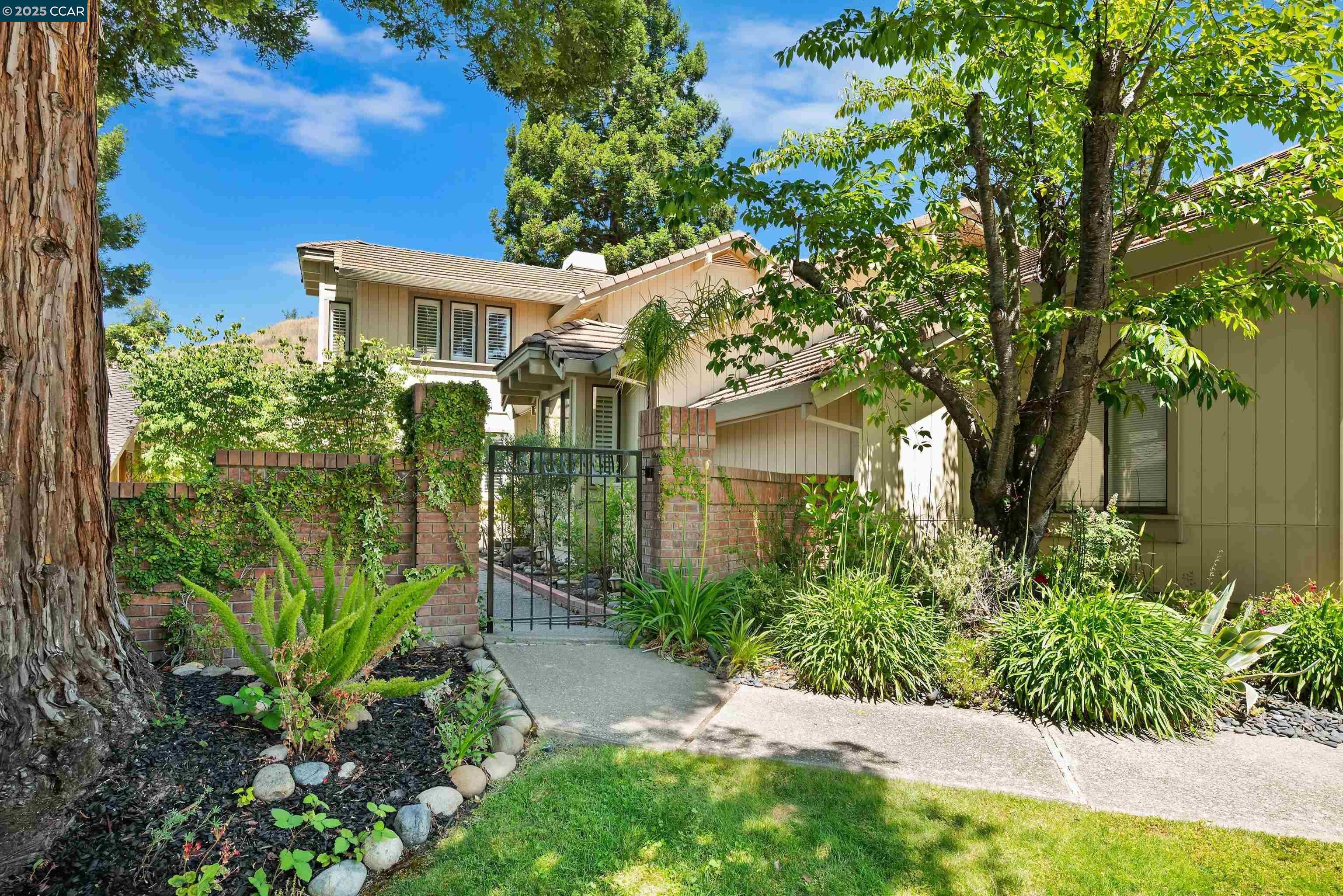 951 Redwood Dr