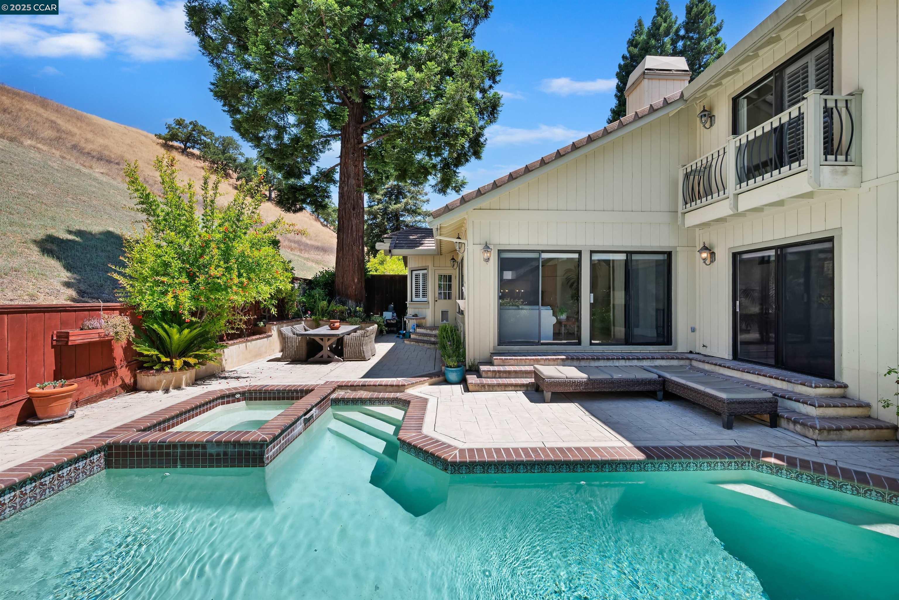 951 Redwood Dr