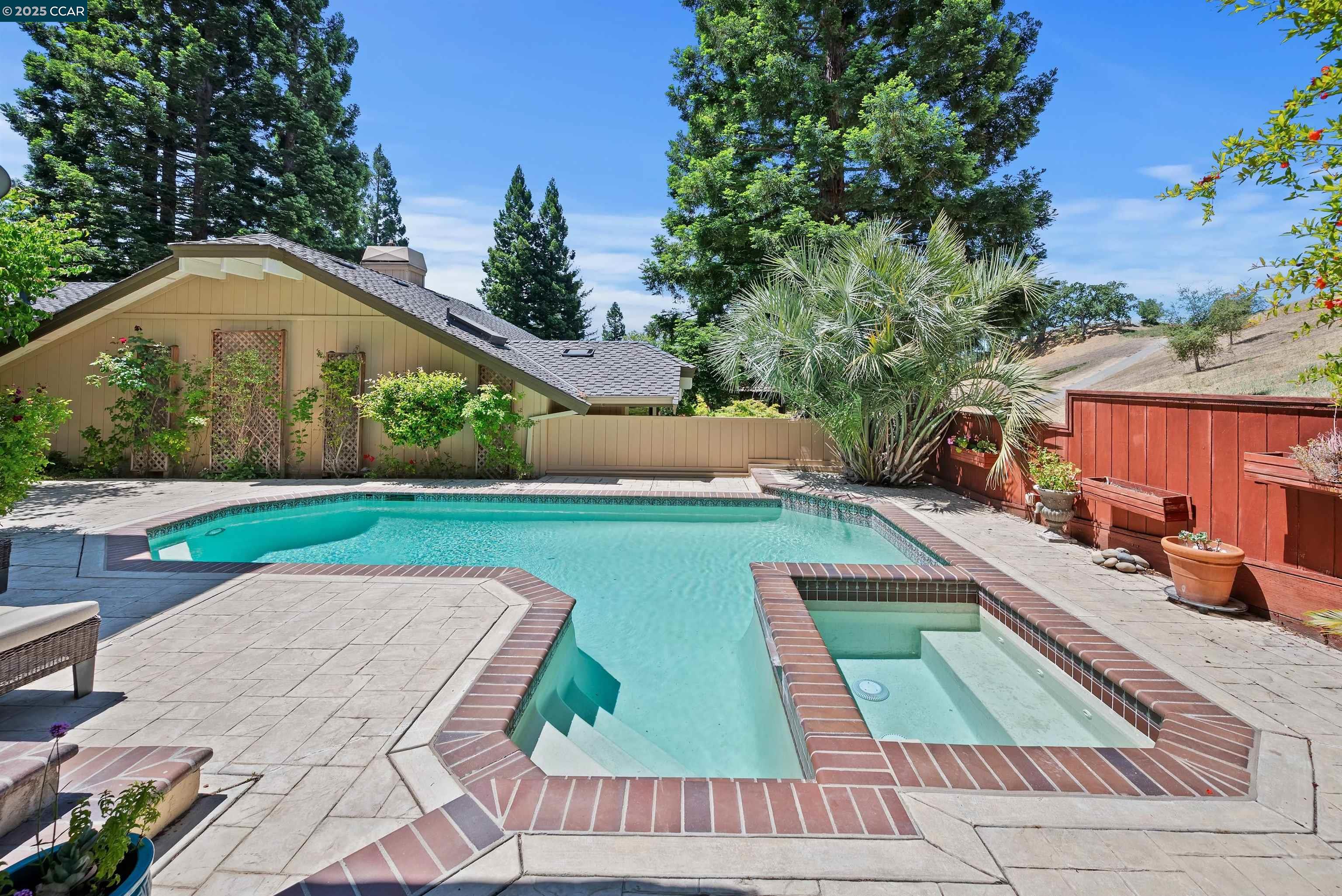 951 Redwood Dr