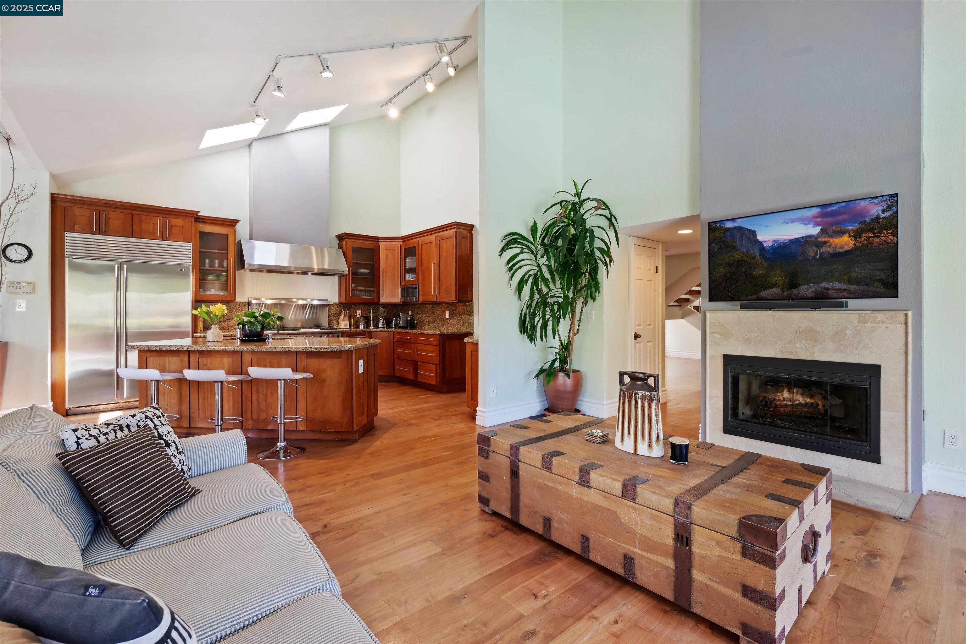 951 Redwood Dr