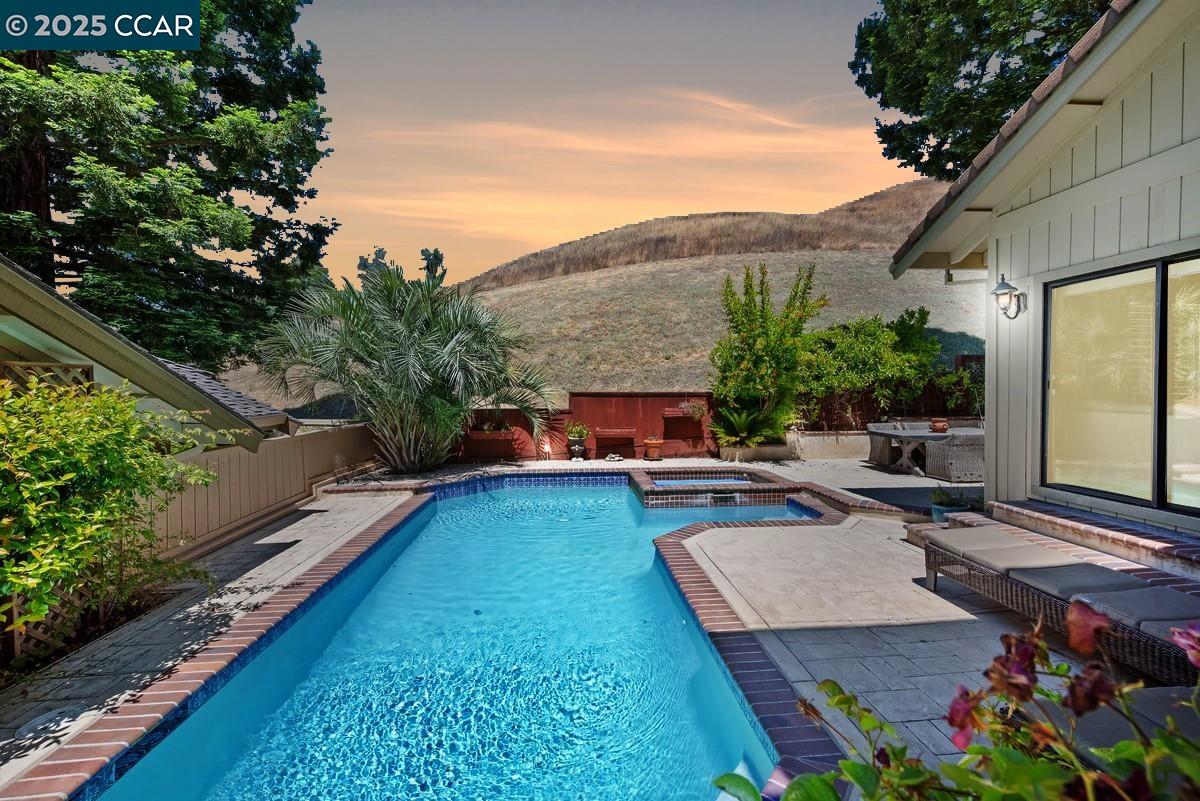 951 Redwood Dr