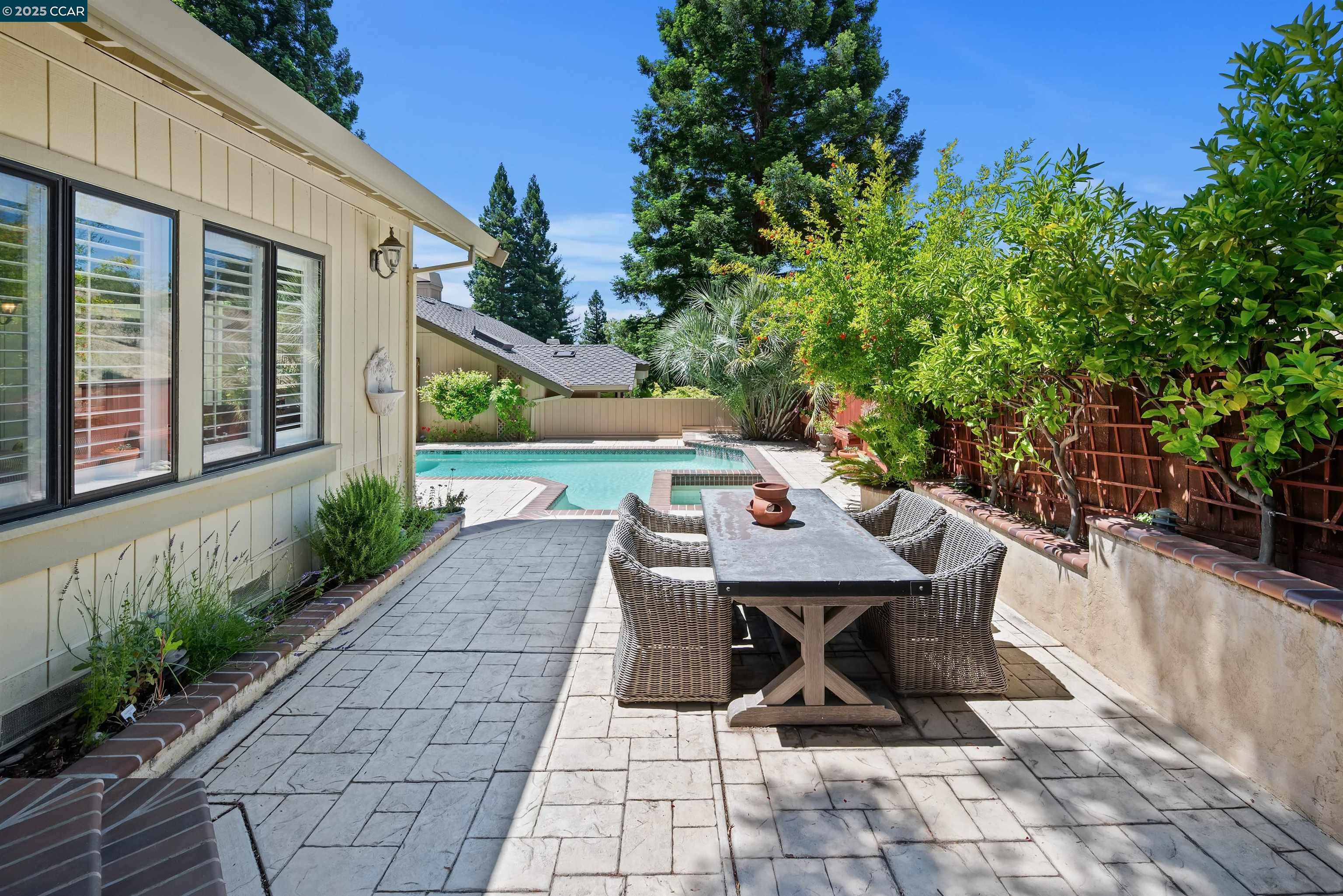 951 Redwood Dr