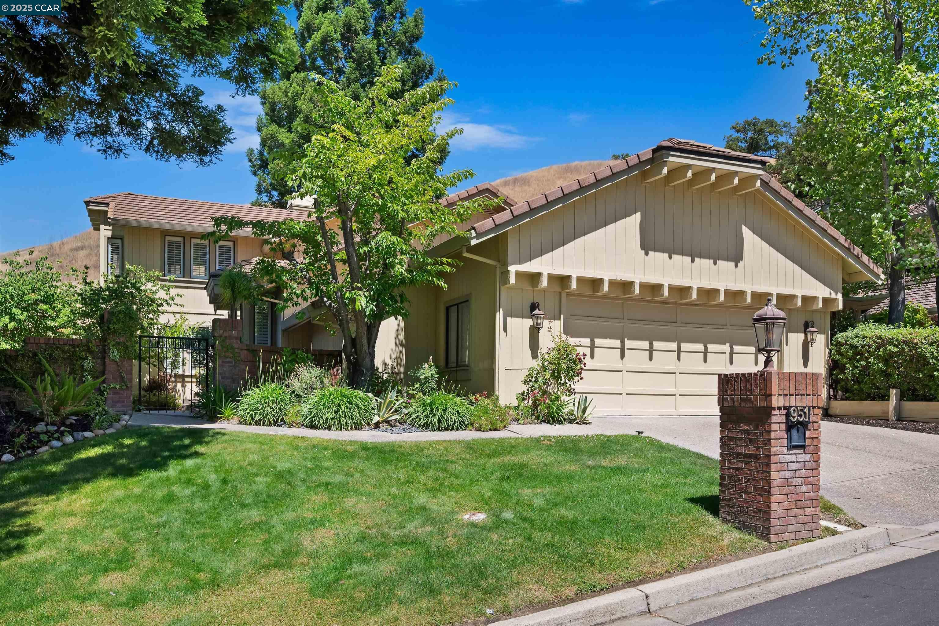 951 Redwood Dr