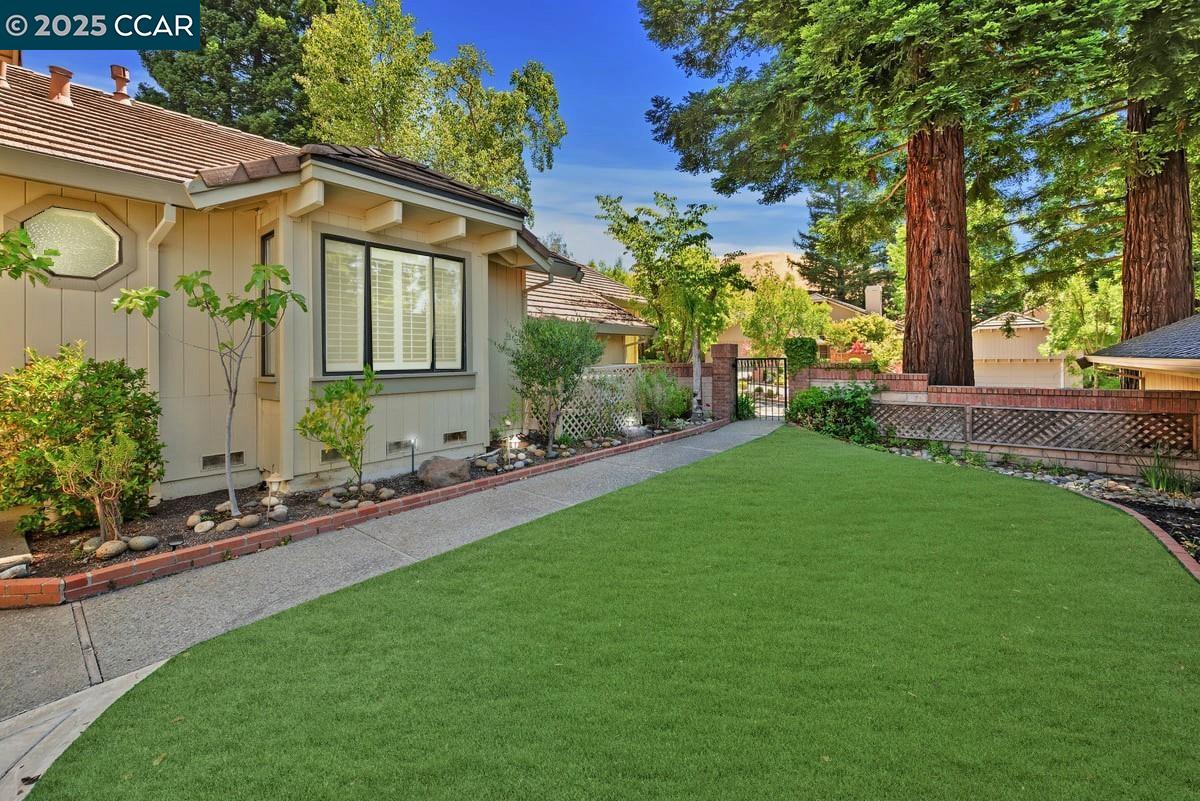 951 Redwood Dr