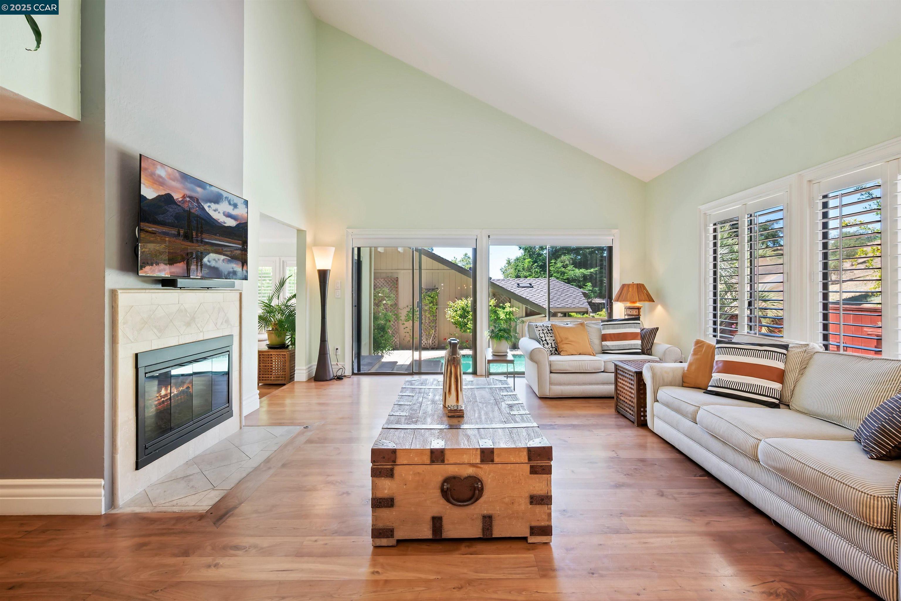 951 Redwood Dr
