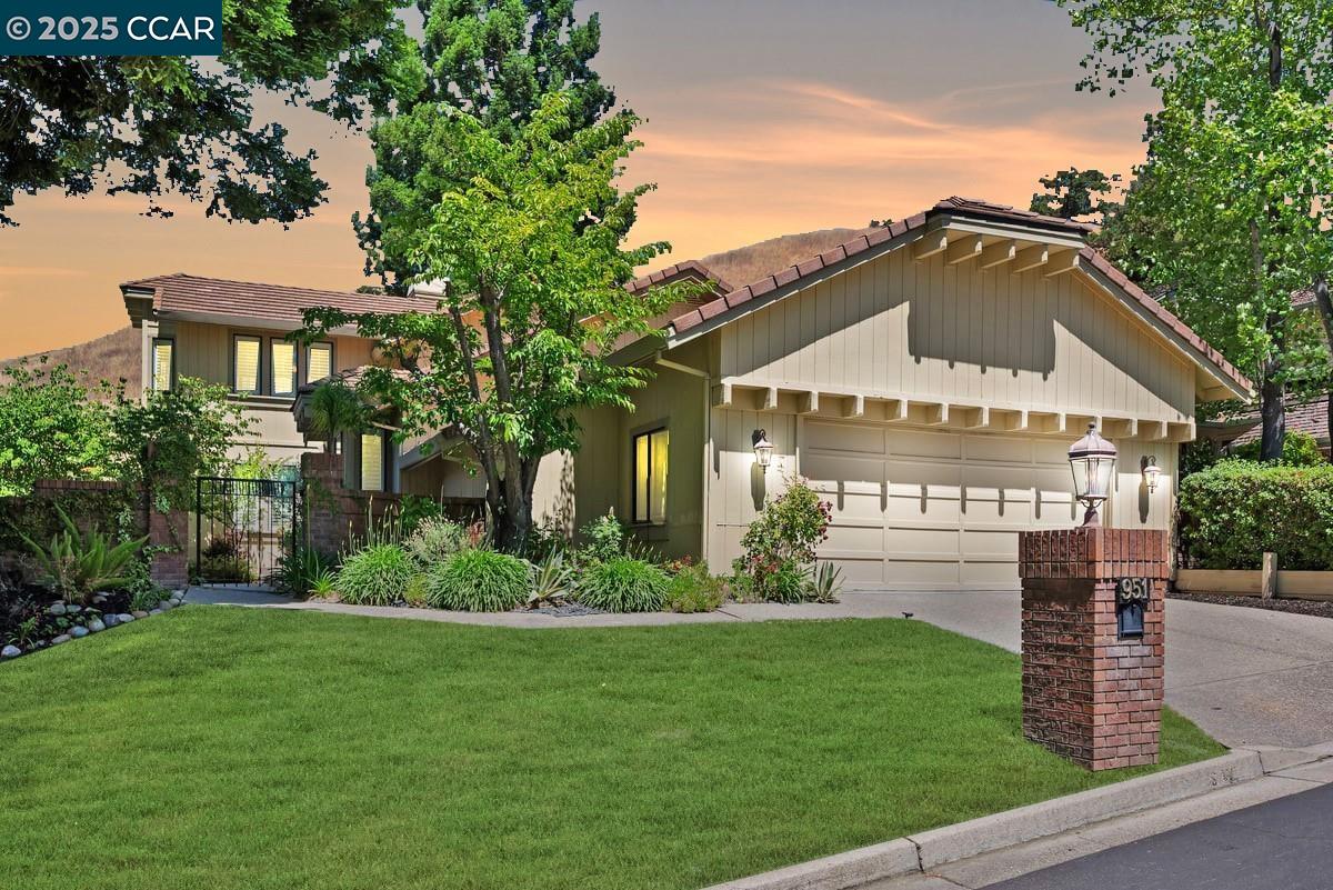 951 Redwood Dr