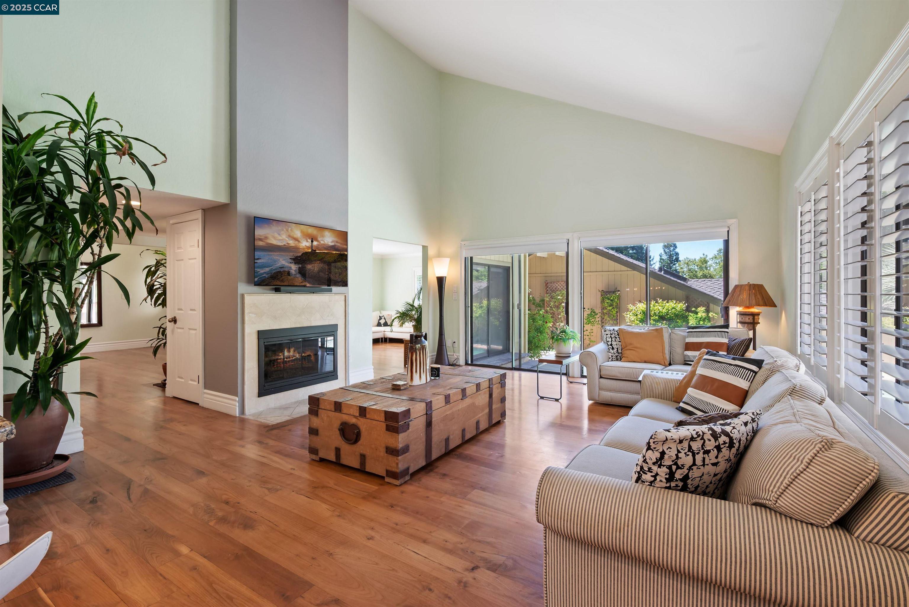 951 Redwood Dr