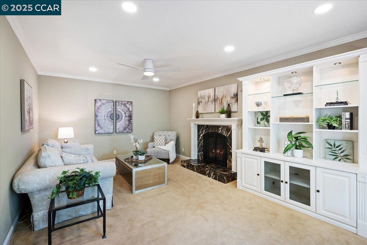 33 Leeds Ct E