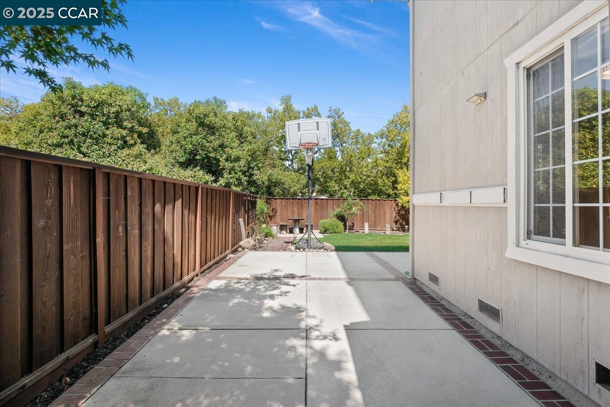 33 Leeds Ct E