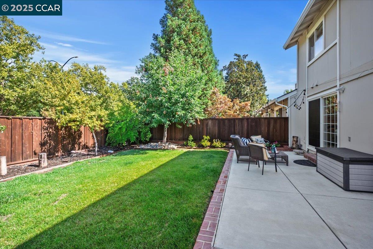 33 Leeds Ct E