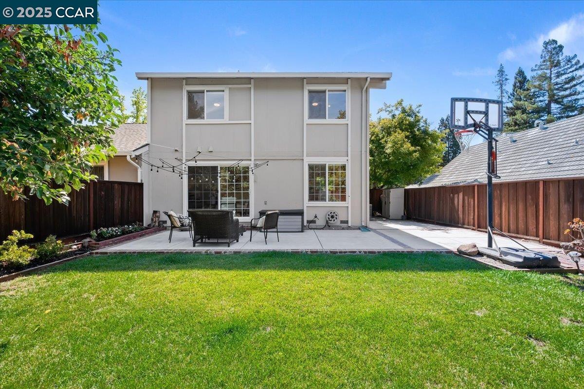 33 Leeds Ct E